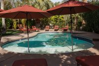 pool umbrellas saltwater palm springs casademontevista 600x400 90352728